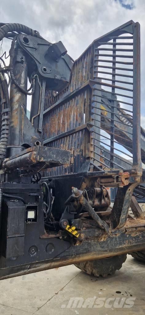 Komatsu 895 フォワーダー