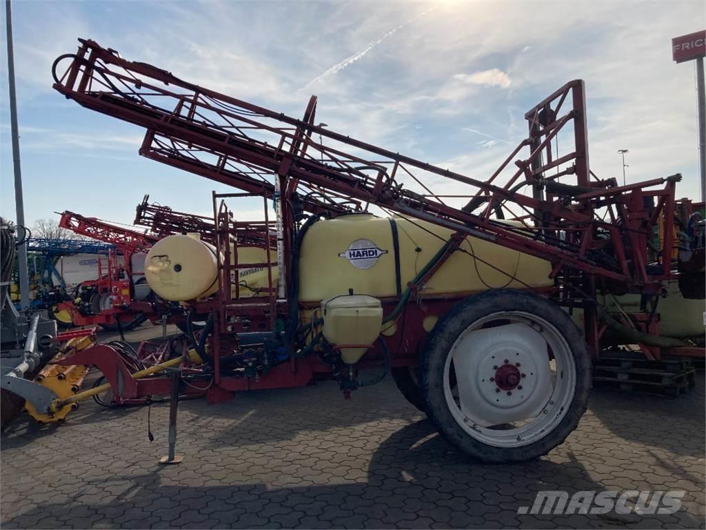 Hardi TZY 2400 牽引型スプレイヤー
