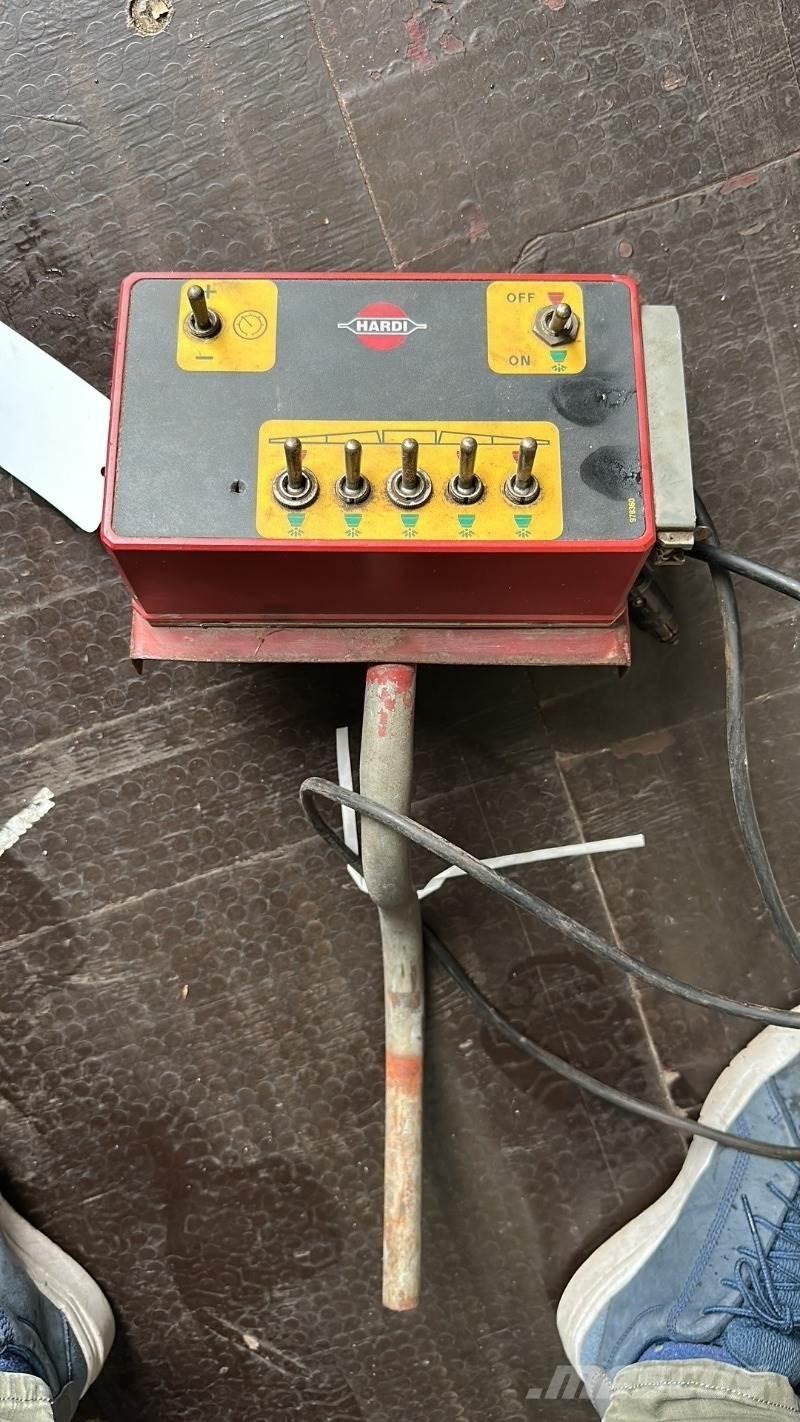 Hardi TZY 2400 牽引型スプレイヤー
