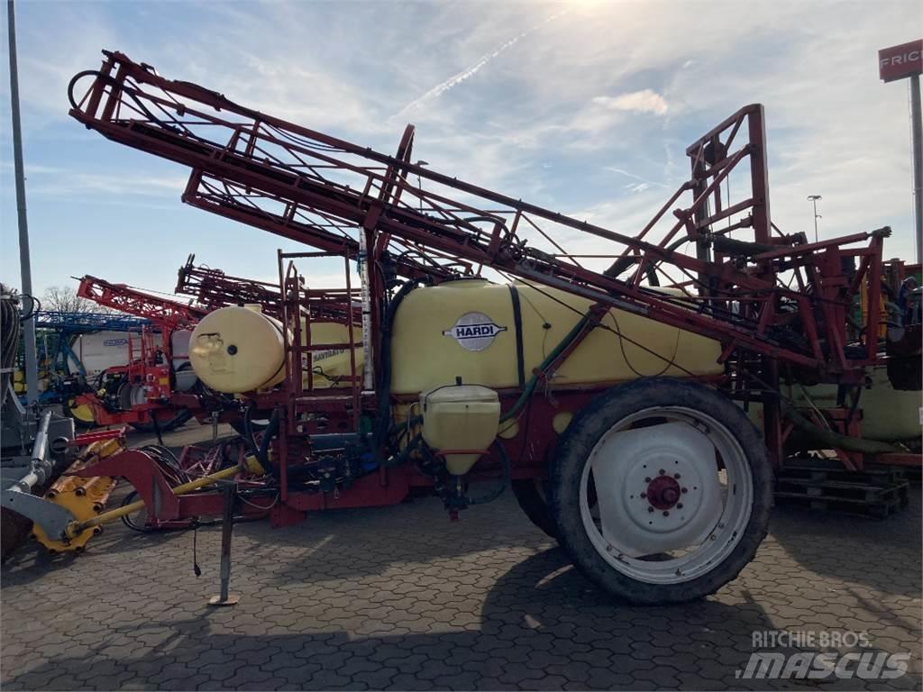 Hardi TZY 2400 牽引型スプレイヤー