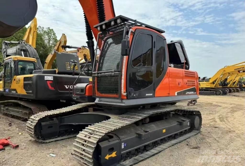 Doosan DX 225 大型油圧ショベル12t以上（パワーショベル・ユンボ）