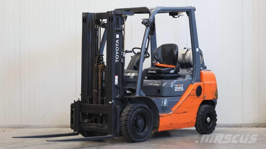 Toyota 02-8 FGF 25 LPGフォークリフト