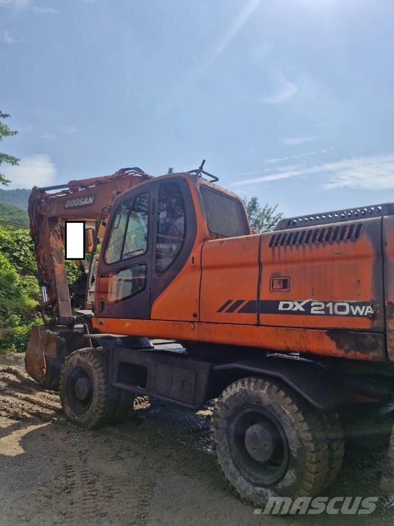Doosan DX 210 W ホイール式油圧ショベル（パワーショベル・ユンボ・バックホー）