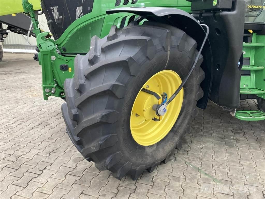 John Deere 6215R トラクター