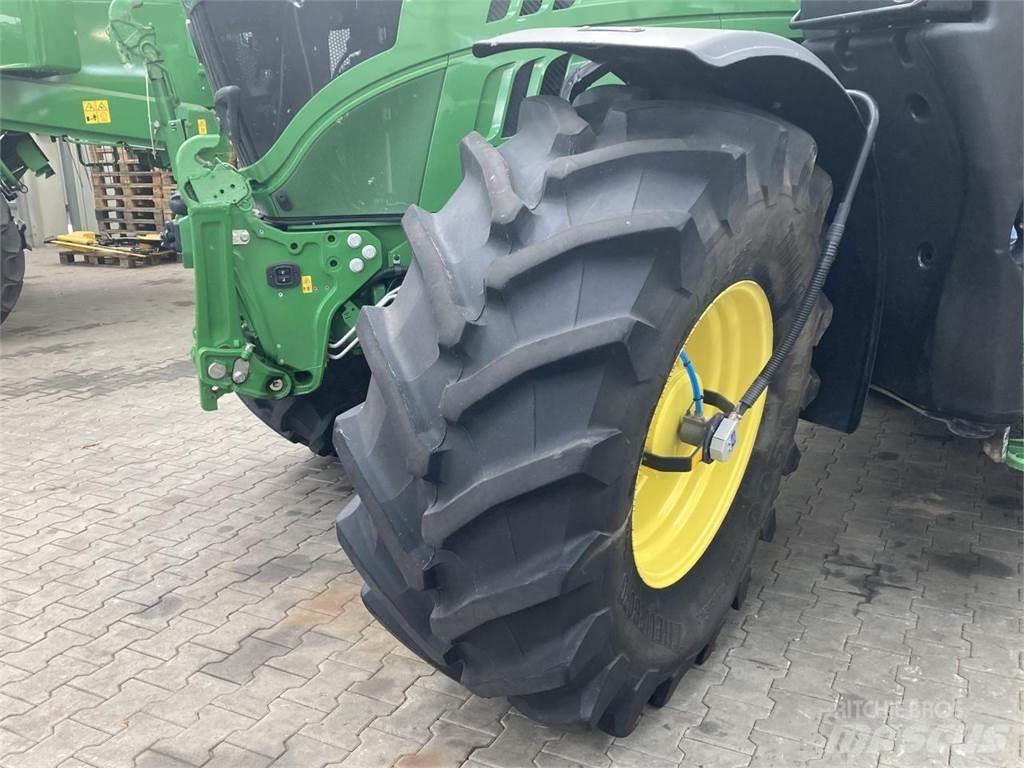 John Deere 6215R トラクター