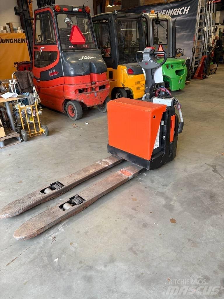 BT LPE 200 / 8 ローリフトとプラットフォーム
