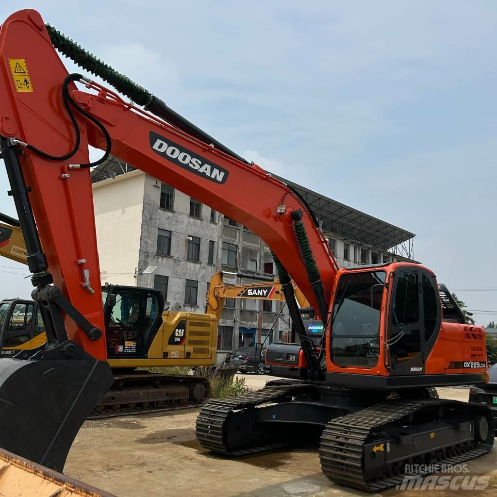 Doosan DX 225 LC 大型油圧ショベル12t以上（パワーショベル・ユンボ）