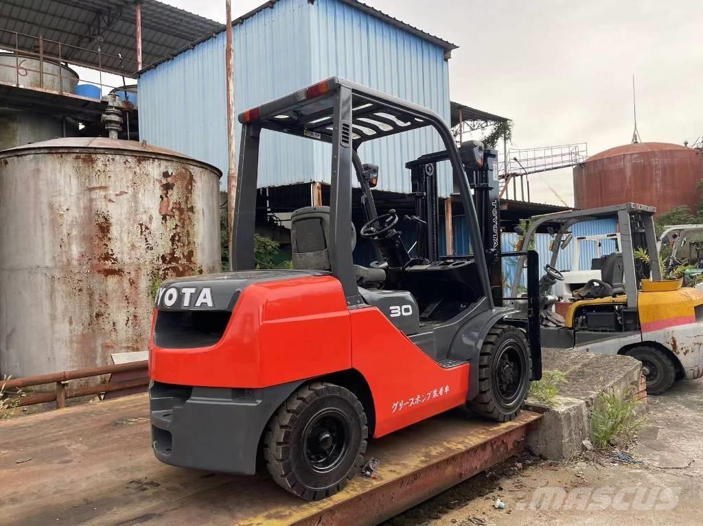 Toyota FD 30 ディーゼル・軽油