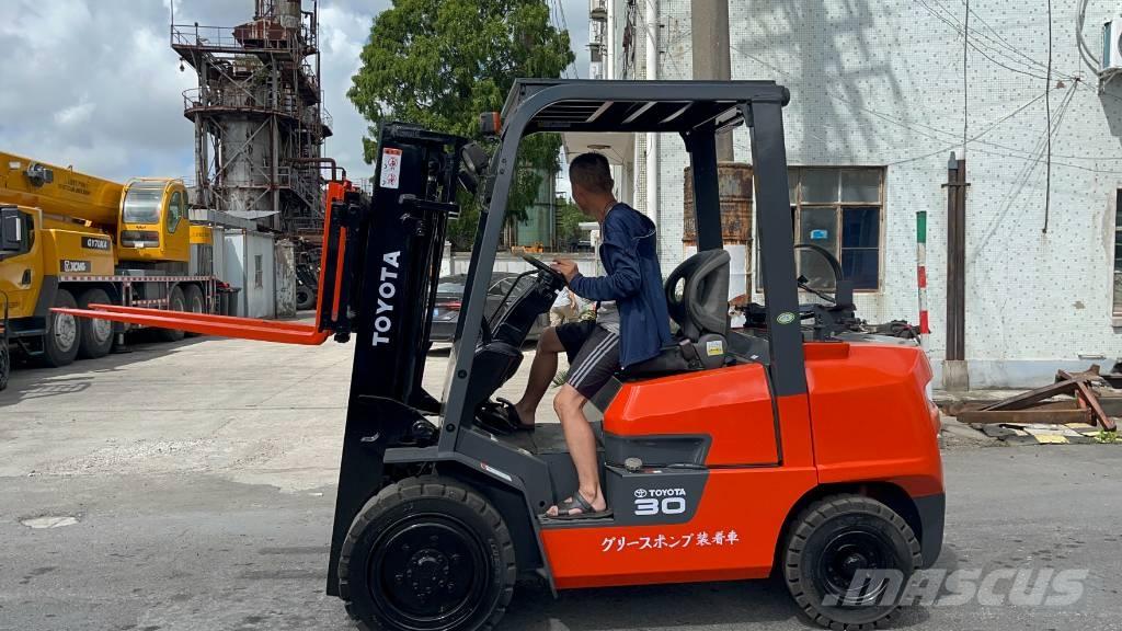 Toyota FD 30 ディーゼル・軽油