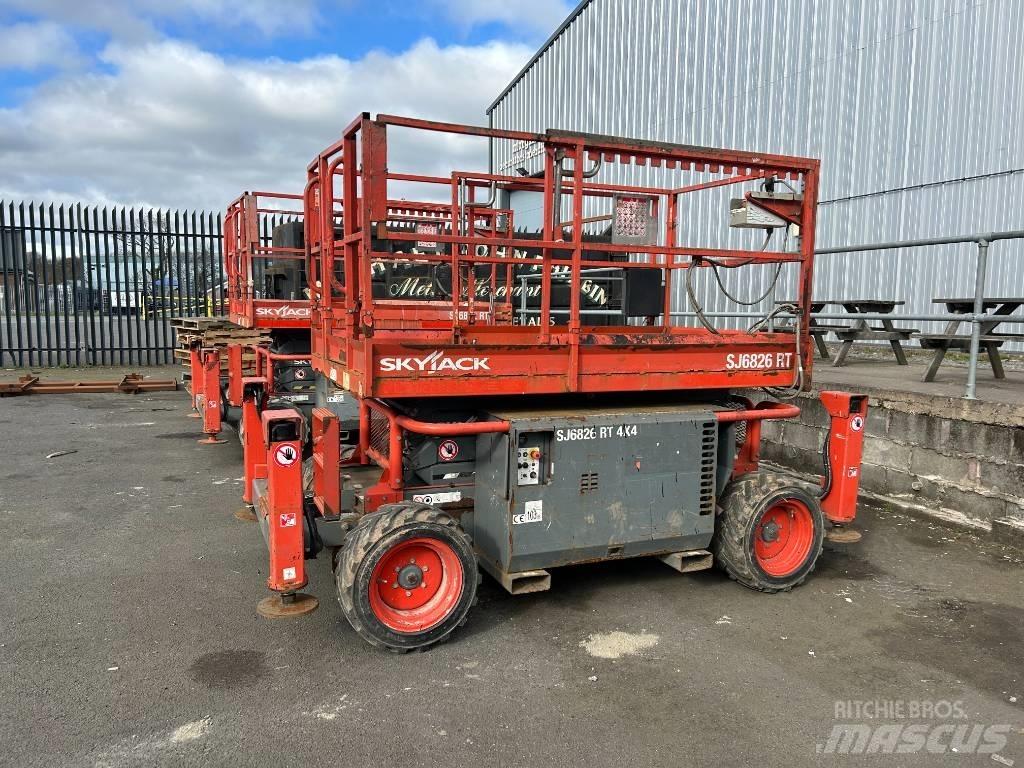 SkyJack SJ 6826 RT シザースリフト