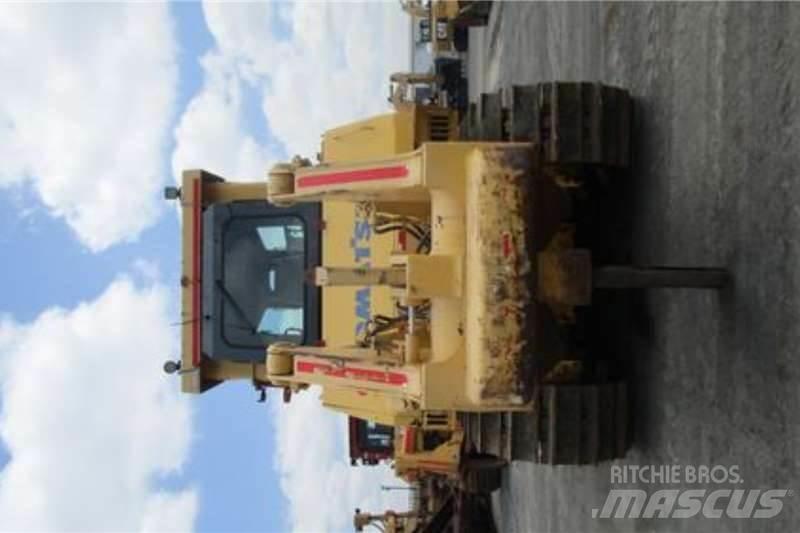 Komatsu D275A-5 ブルドーザー