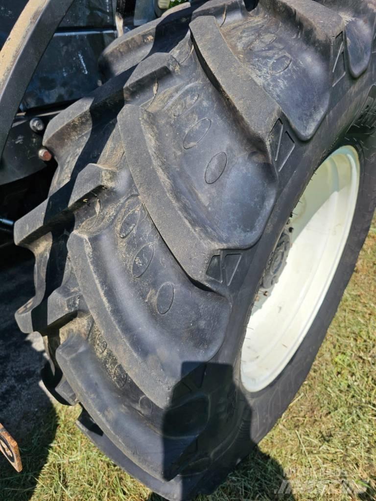 New Holland TM 140 トラクター