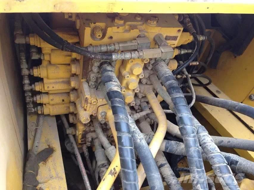 Komatsu pc220-7 大型油圧ショベル12t以上（パワーショベル・ユンボ）
