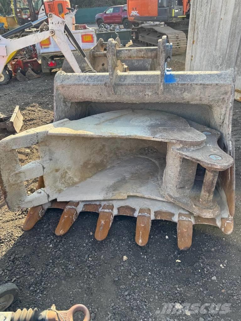 Hitachi ZX 210 LC-6 大型油圧ショベル12t以上（パワーショベル・ユンボ）
