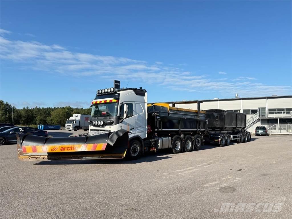 Volvo FH540 8x4 ダンプ
