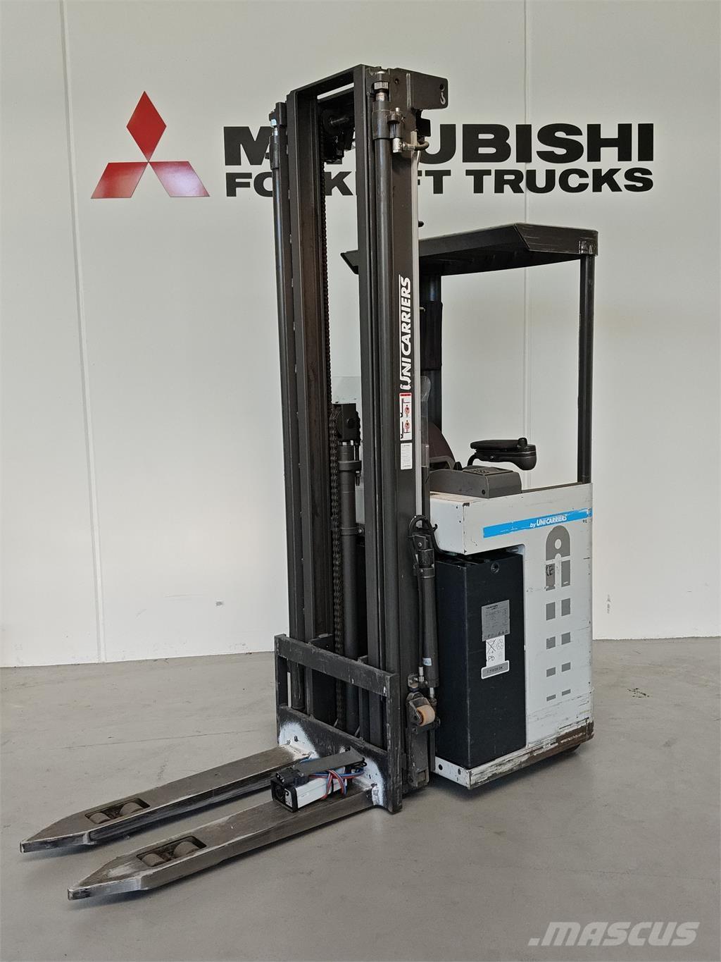 Atlet XSN160E 自走式スタッカー