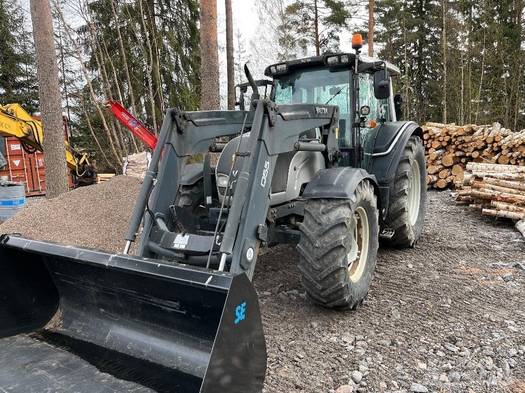 Valtra N 121 HT トラクター