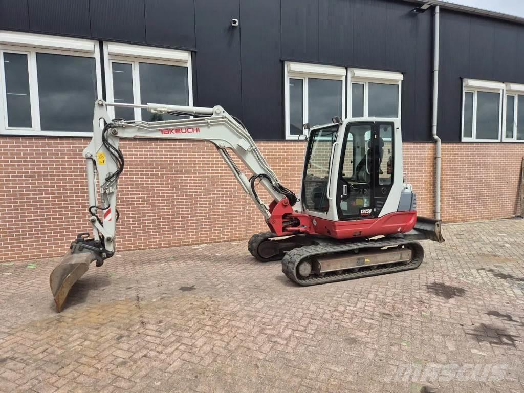 Takeuchi TB250 ミニ油圧ショベル 7t以下（ミニユンボ・ミニディガー）