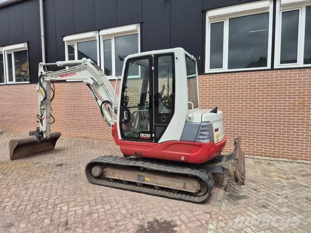 Takeuchi TB250 ミニ油圧ショベル 7t以下（ミニユンボ・ミニディガー）