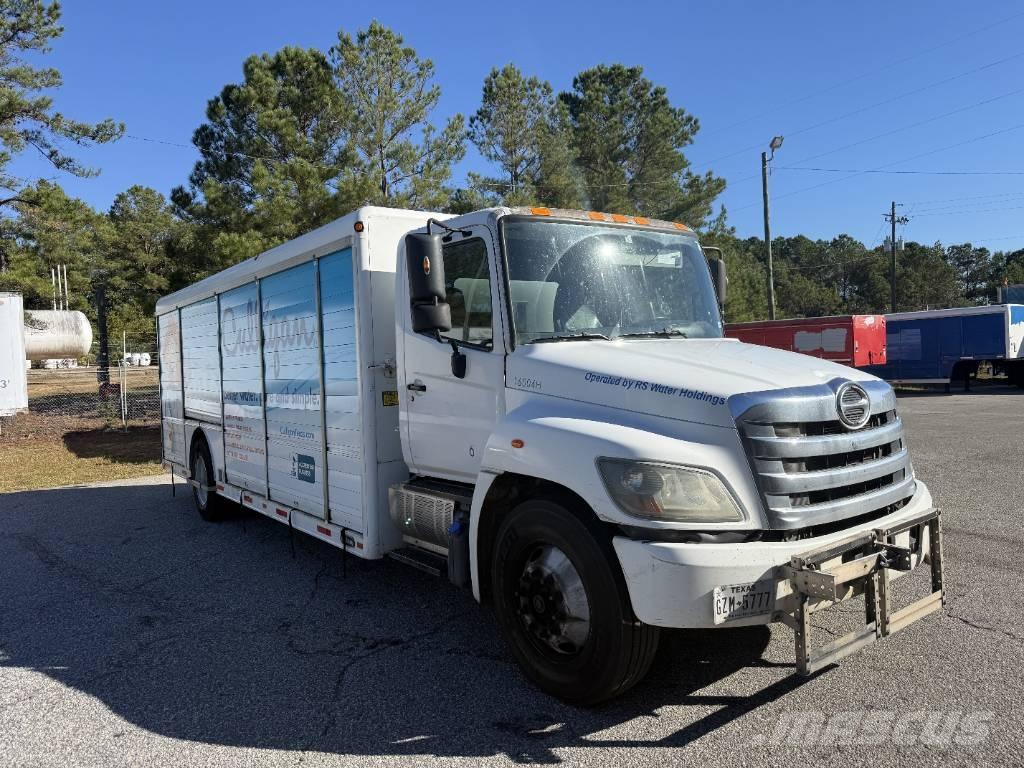 Hino 338 飲料運送車両