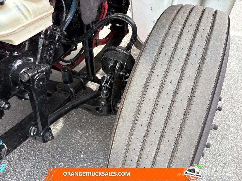 Freightliner M2 キャブ付きシャーシ