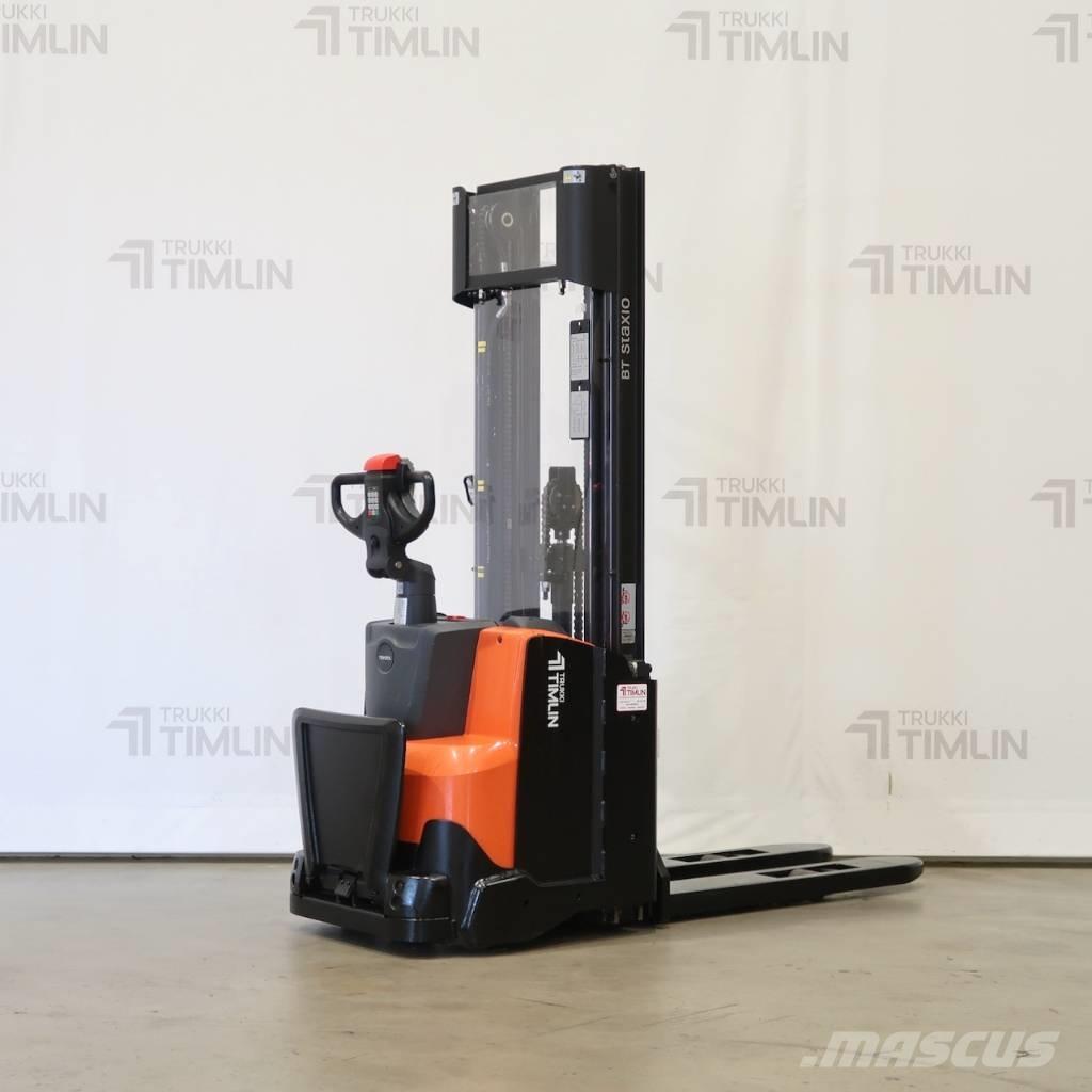 Toyota SWE120L 自走式スタッカー