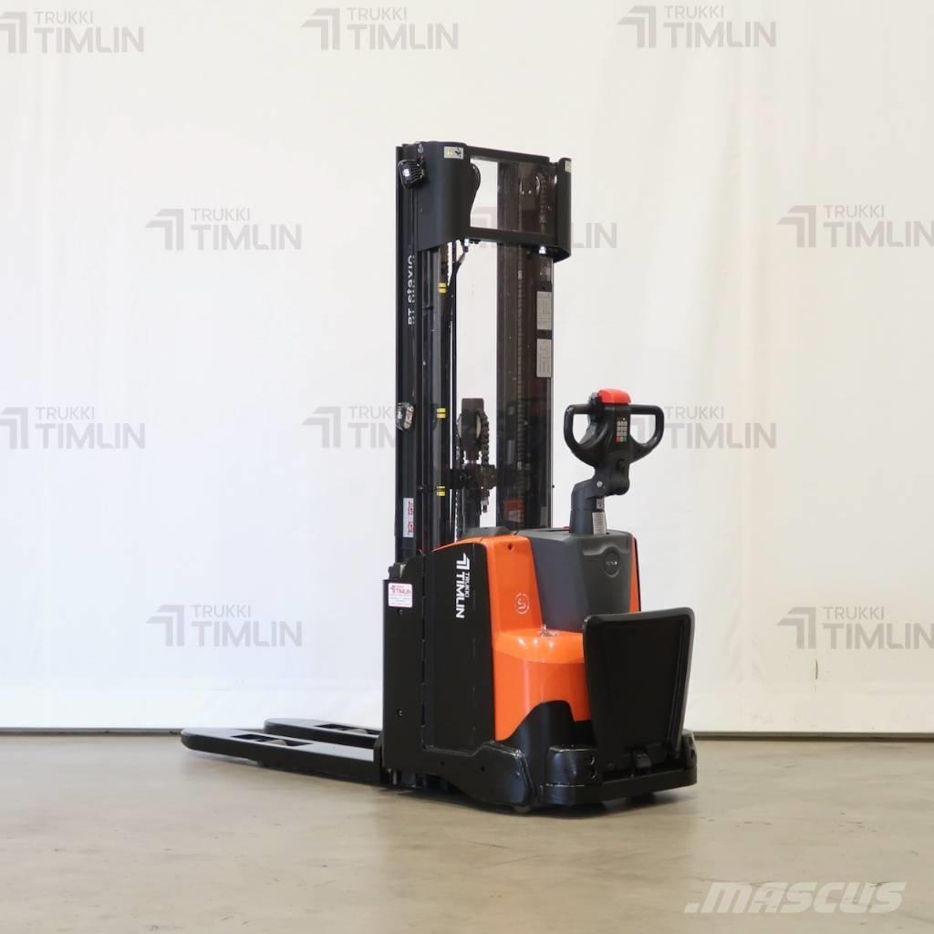 Toyota SWE120L 自走式スタッカー