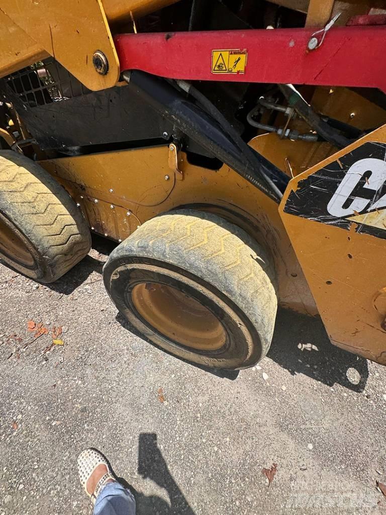 CAT 242 D スキッドステアローダー