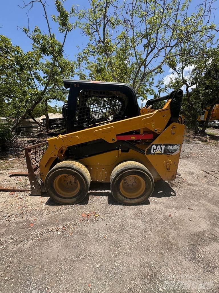 CAT 242 D スキッドステアローダー