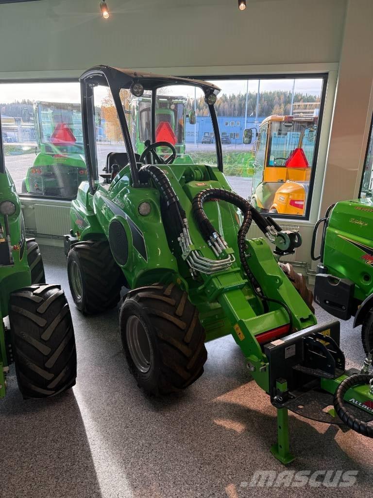 Avant 528 スキッドステアローダー