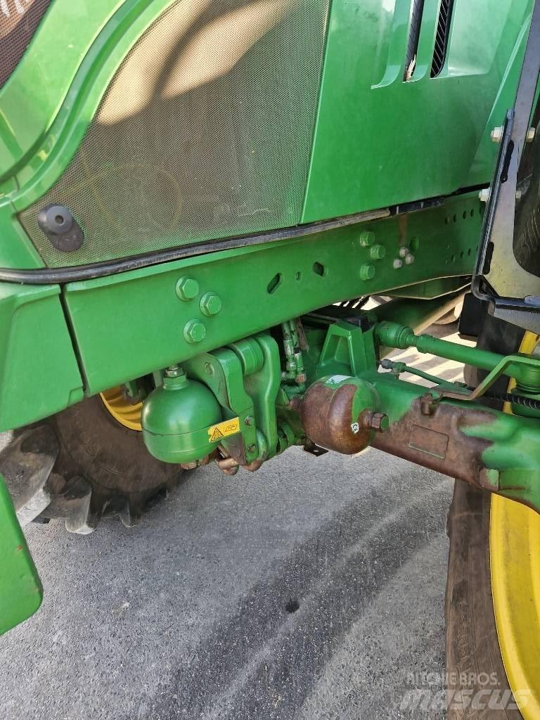 John Deere 6215 R トラクター
