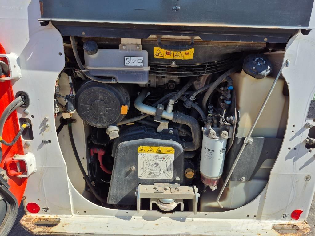 Bobcat T 64 スキッドステアローダー