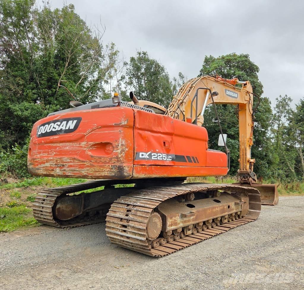 Doosan DX 225 LC 大型油圧ショベル12t以上（パワーショベル・ユンボ）