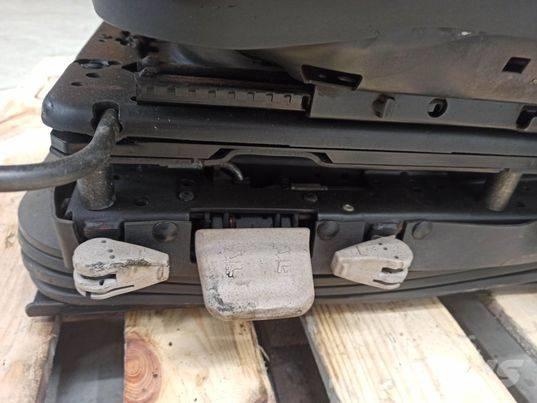 Valtra N 163 chair キャビン及び内装