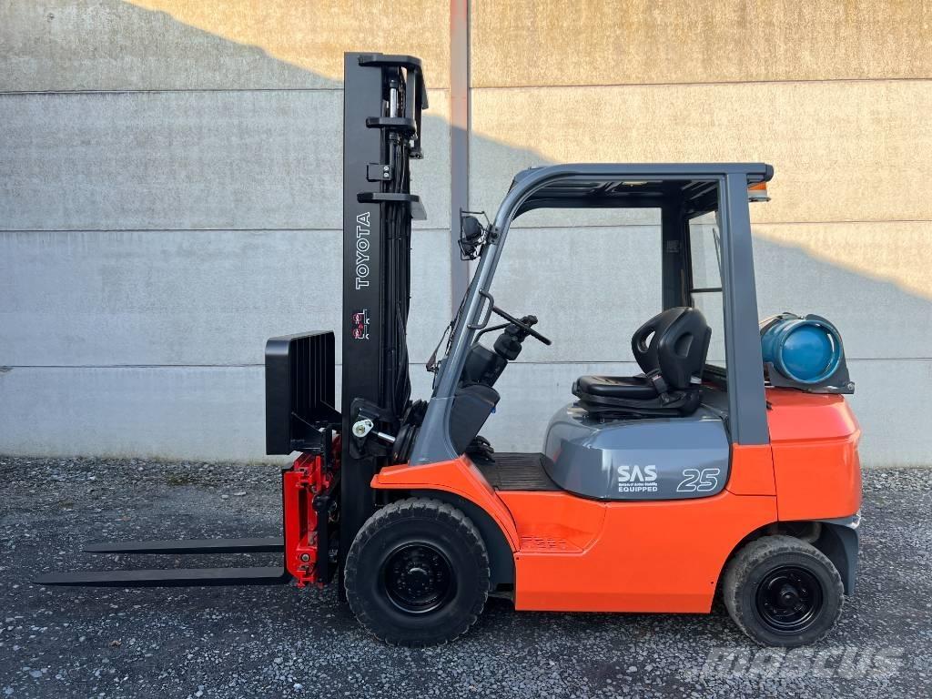 Toyota 42-7 FGF 25 LPGフォークリフト