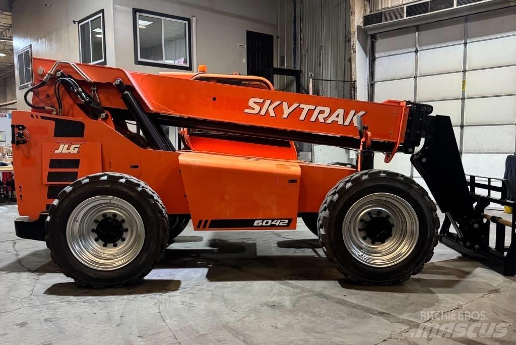 SkyTrak 6042 テレスコーピックハンドラー