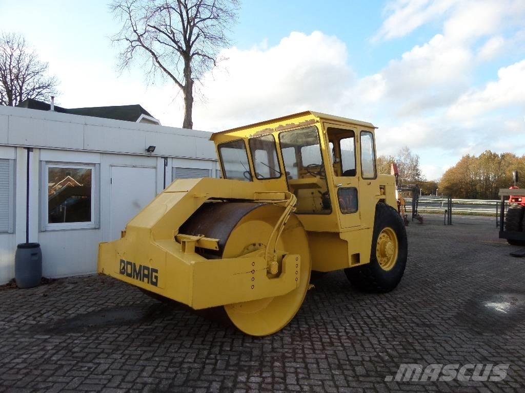 Bomag BW 211 AD 振動ローラ