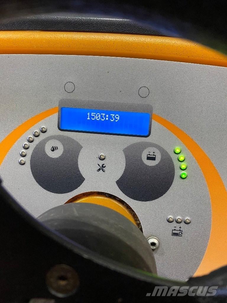 Taski 2100 床洗浄機（スクラバー）