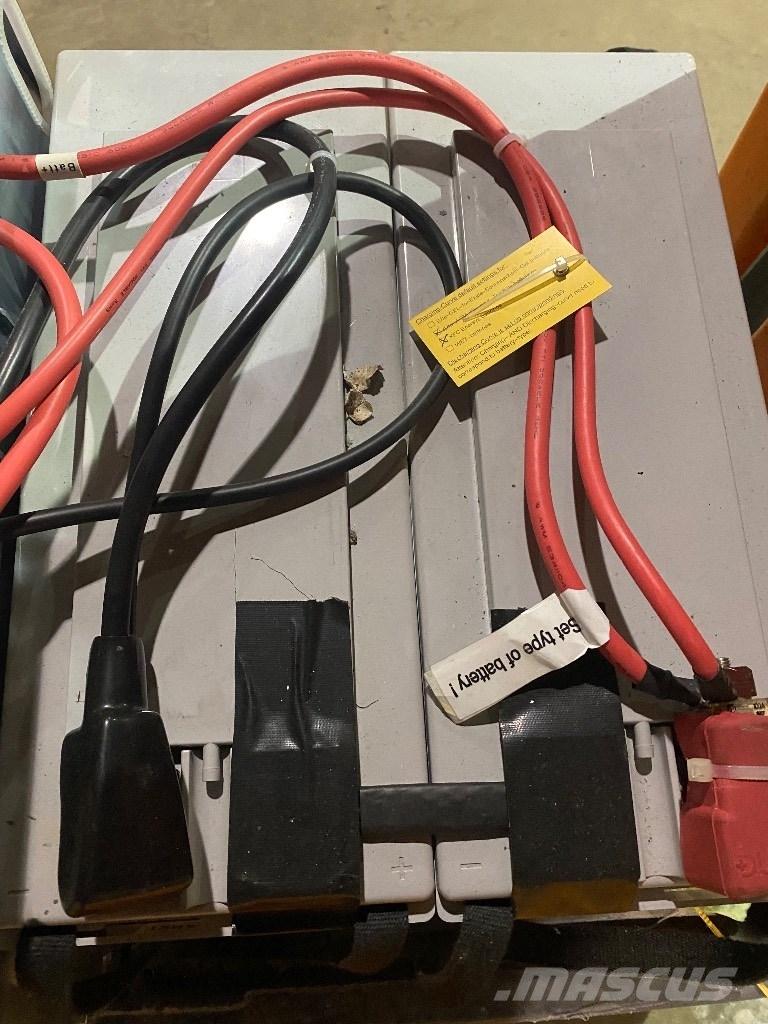 Taski 2100 床洗浄機（スクラバー）