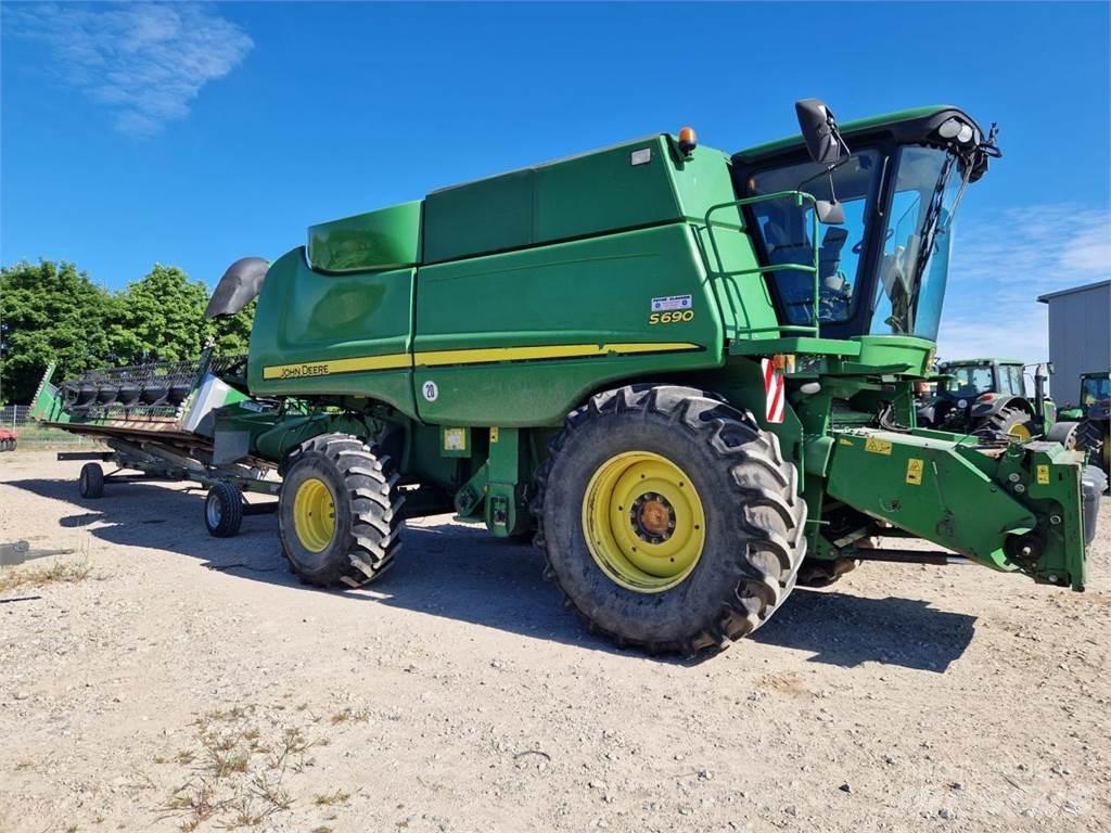 John Deere S690 コンバイン