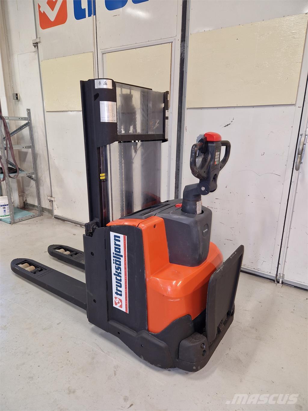 Toyota SWE200D 自走式スタッカー