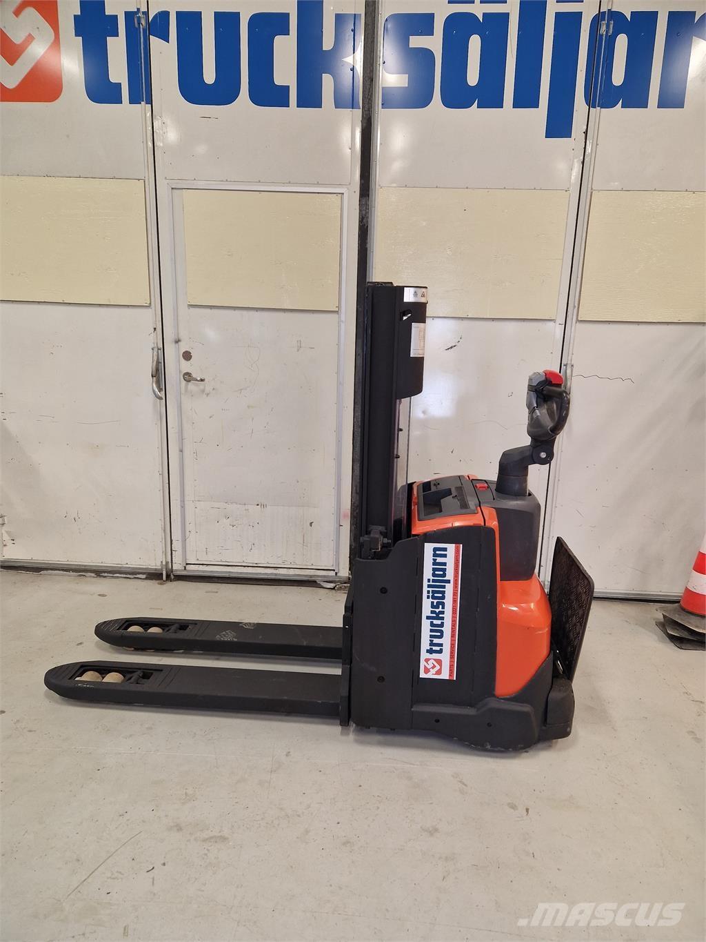 Toyota SWE200D 自走式スタッカー