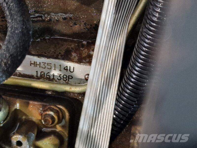 Perkins 403C-11 エンジン
