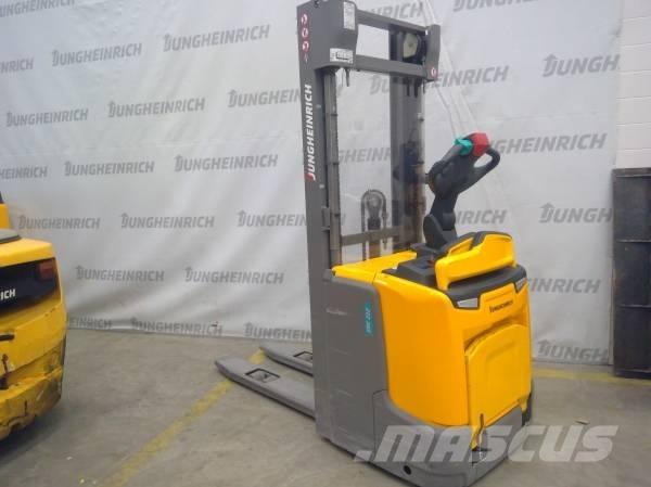 Jungheinrich ERC 212 自走式スタッカー