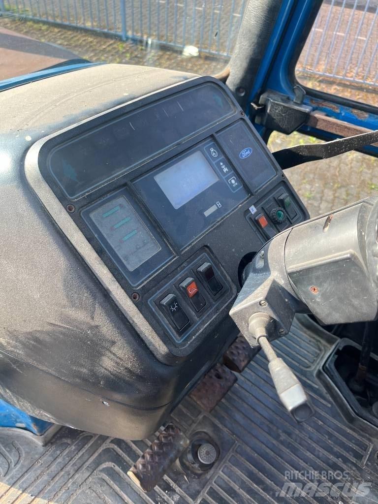 Ford 8210 III トラクター