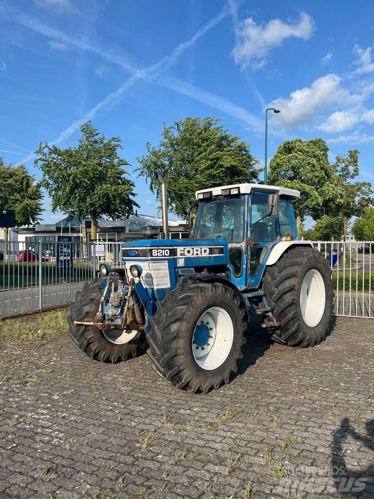 Ford 8210 III トラクター