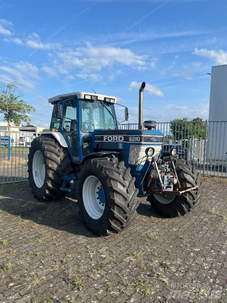 Ford 8210 III トラクター