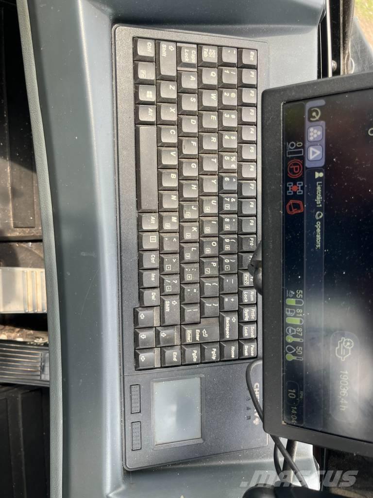 Komatsu 845 フォワーダー