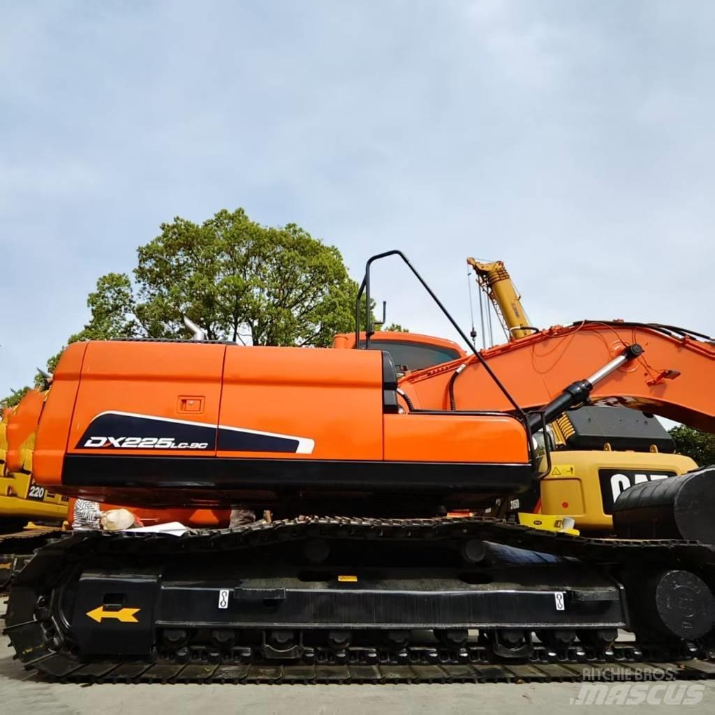 Doosan DX 225 LC 大型油圧ショベル12t以上（パワーショベル・ユンボ）