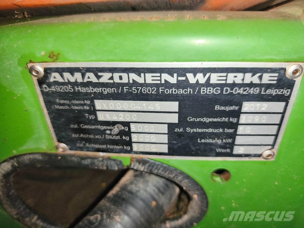 Amazone UX 4200 牽引型スプレイヤー